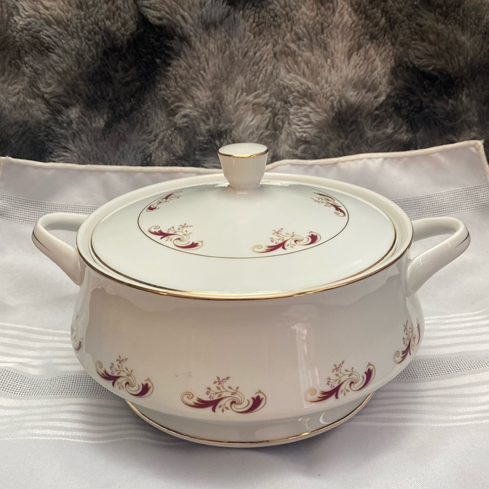 Elegant White and Gold Porcelain Tureen
